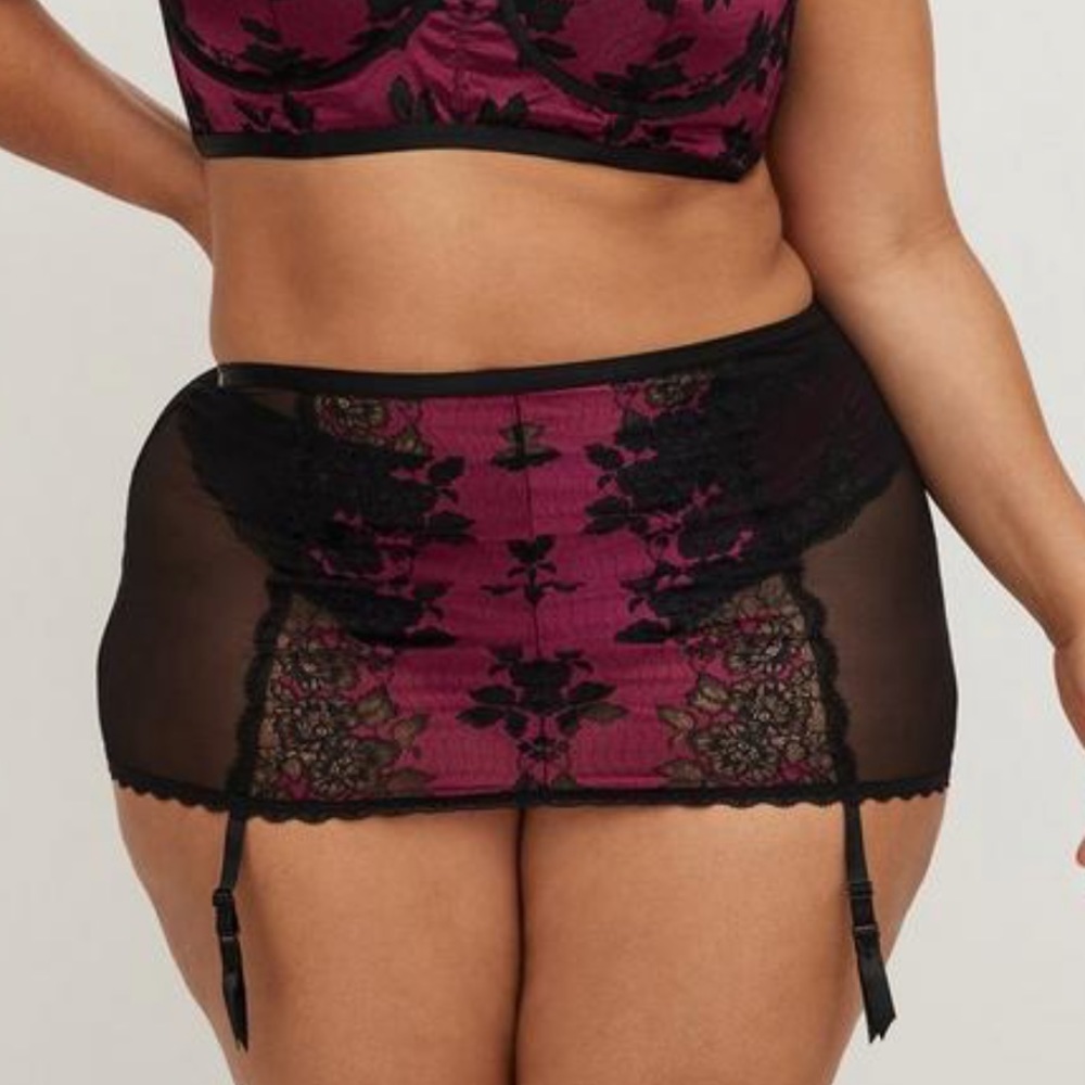 NWT torrid Two Tone Lace Skirt Garter BRAND NEW!